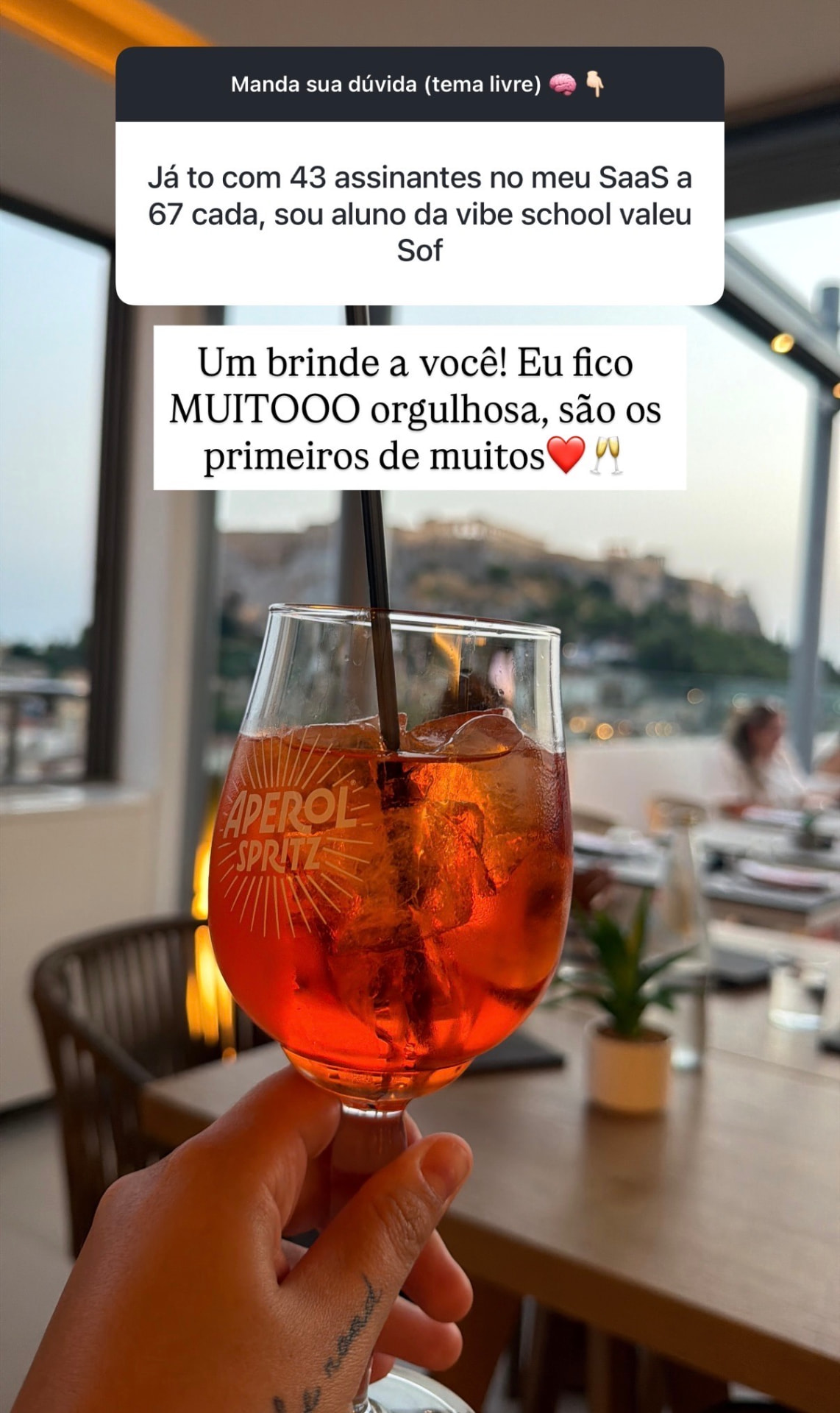 Caixa de perguntas do Instagram com um aluno contando que já está com 43 assinantes a R$ 67 cada no próprio SaaS.